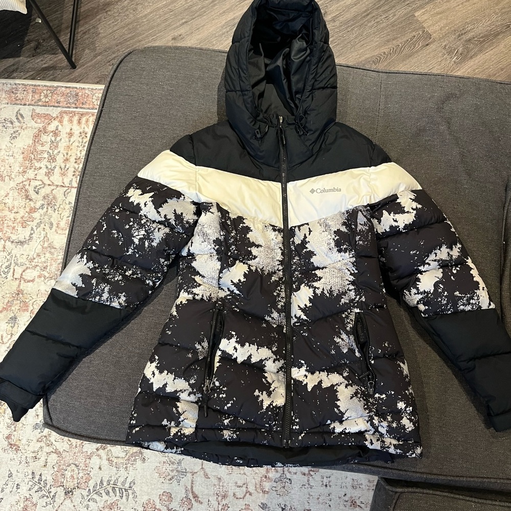 Columbia Women's Black and Cream Ski Jacket